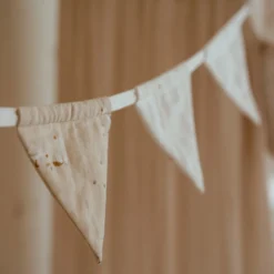 Slinger met vlaggetjes - Beige - Newborn Naturals - Little Goose